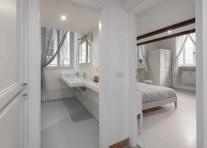 Antique-modern Flat By Navona Square Rzym